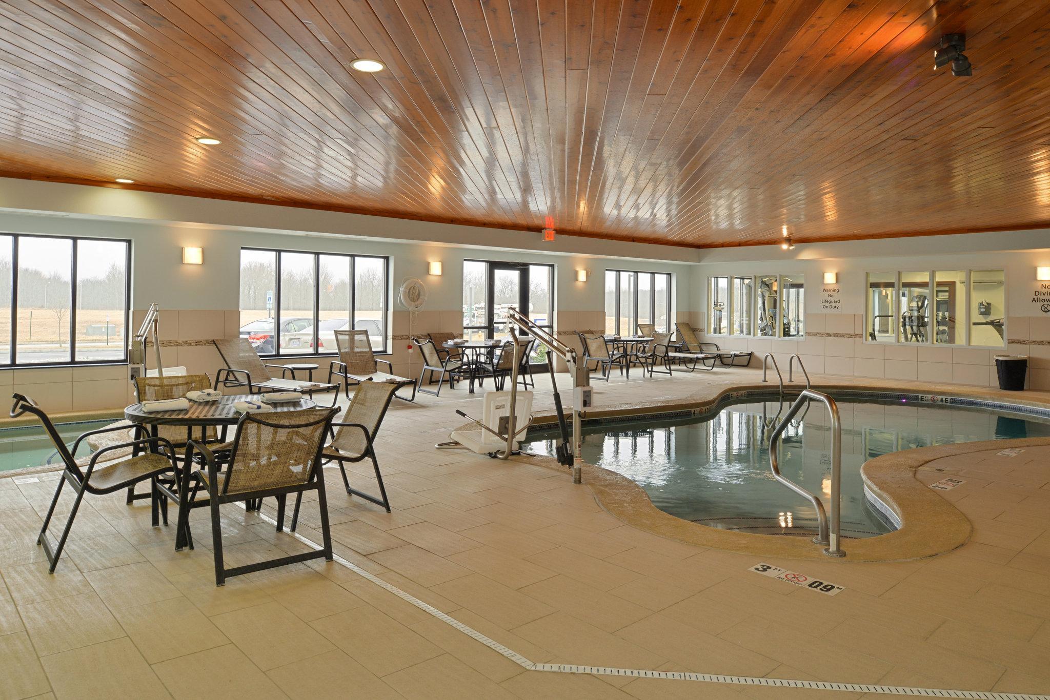 Holiday Inn Express & Suites Greenfield By Ihg Exterior photo