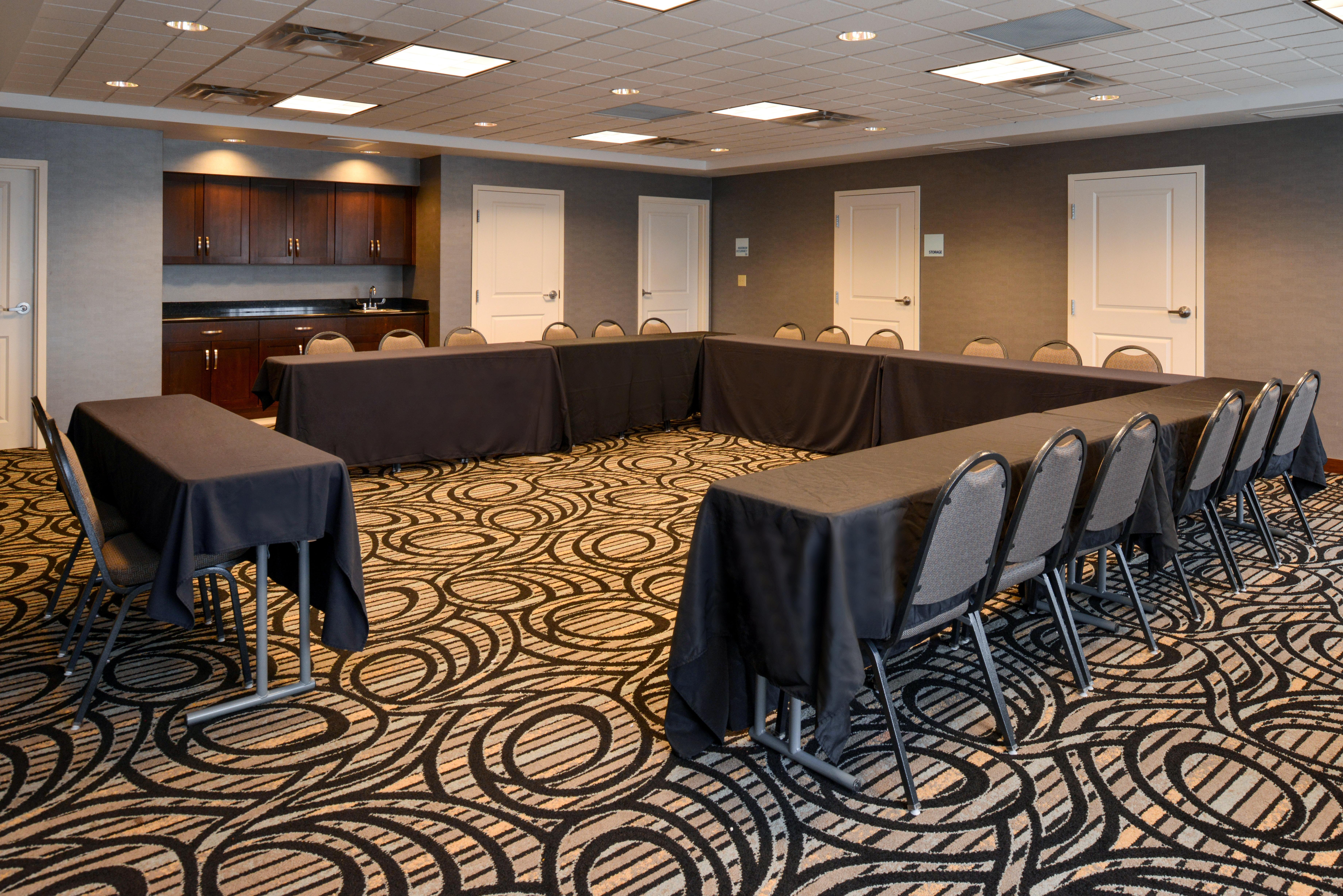 Holiday Inn Express & Suites Greenfield By Ihg Exterior photo