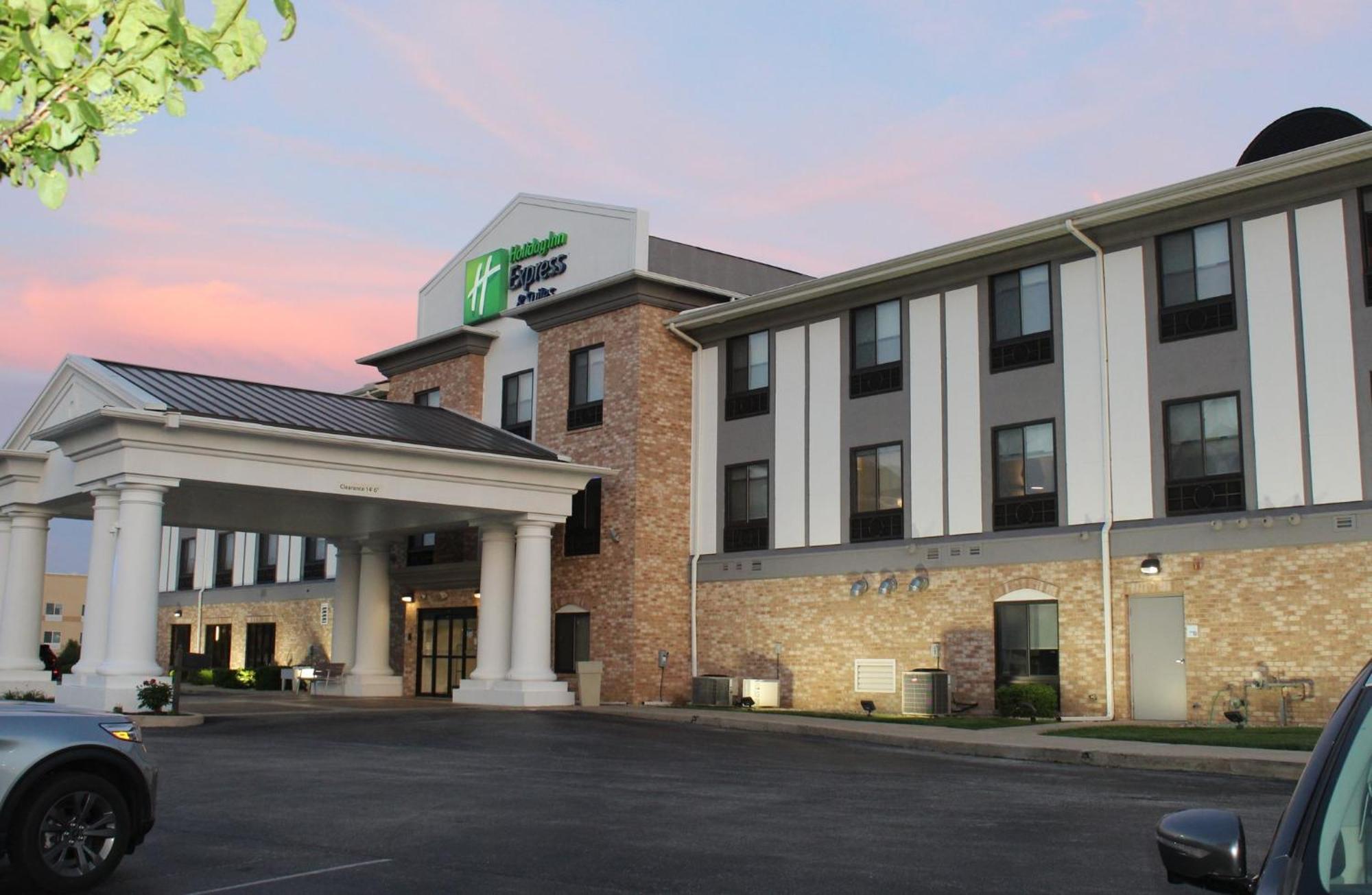 Holiday Inn Express & Suites Greenfield By Ihg Exterior photo
